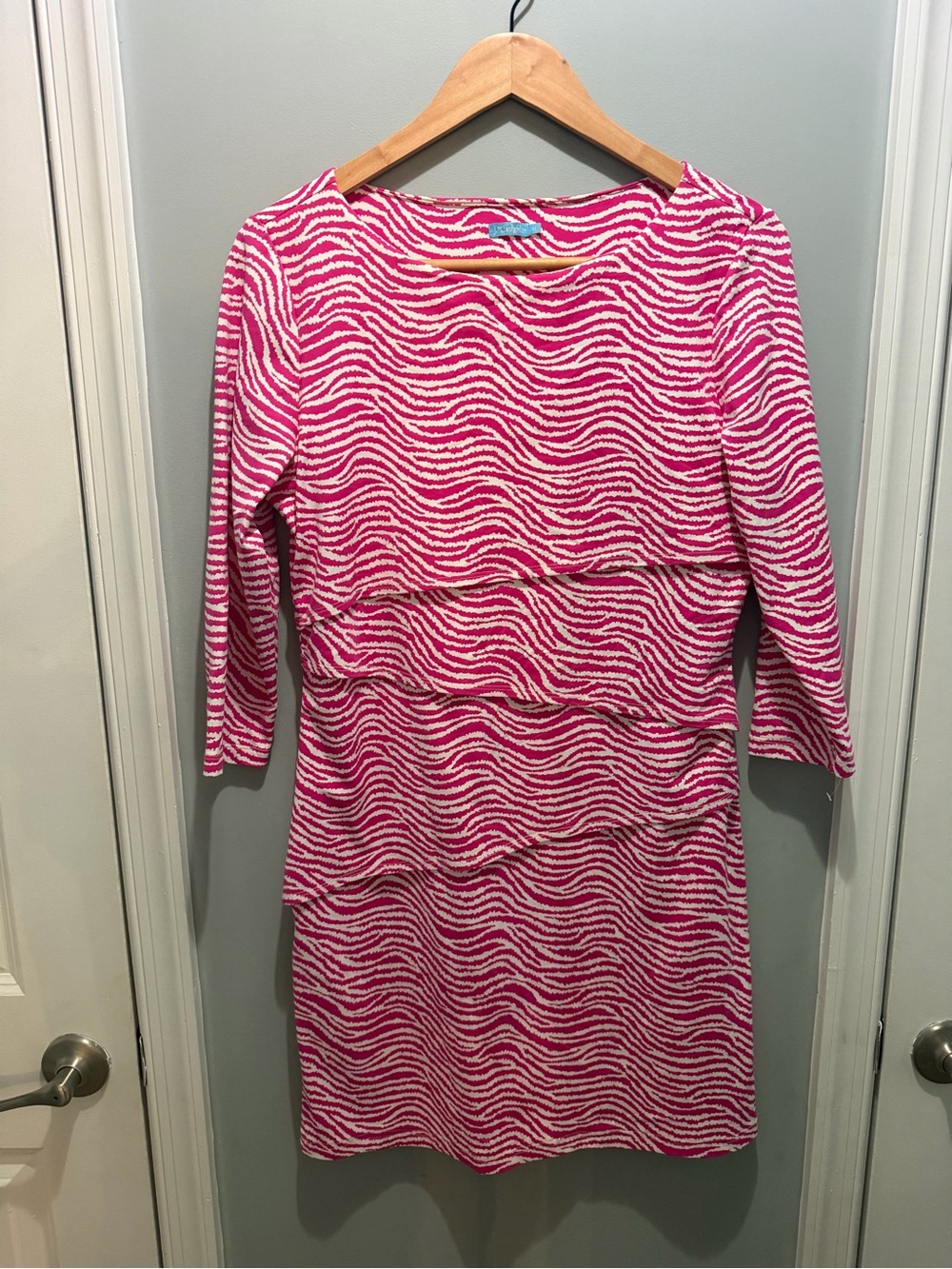 J McLaughlin Pink Wave-Print Long-Sleeve Tiered Shift Dress
